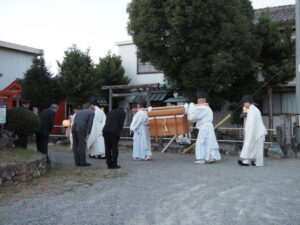 八幡社の仮殿遷座祭（伊勢市神社港）