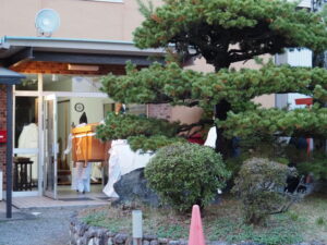 仮殿となる神社港公民館へ、八幡社の仮殿遷座祭（伊勢市神社港）