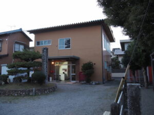 八幡社の仮殿となる神社港公民館（伊勢市神社港）