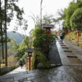 仁王門からの参道と新参道との合流点（鞍馬寺）