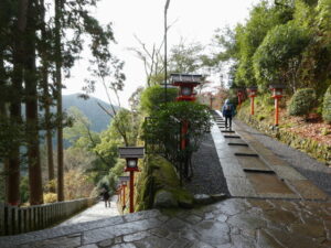 仁王門からの参道と新参道との合流点（鞍馬寺）