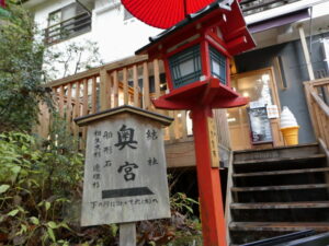 奥宮ほかへの案内板（貴船神社）