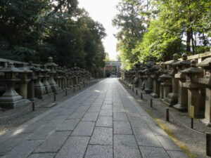 石燈籠が立ち並ぶ参道（石清水八幡宮）