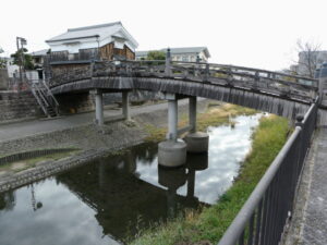 放生川に架かる安居橋