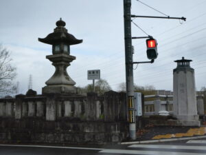 常夜灯と桂川に架かる桂橋