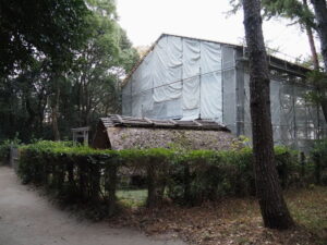 御塩焼所と手前の御塩汲入所（御塩殿神社）