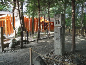 天神ヶ濱の常夜灯と吉王稲荷神社（伊勢市船江）