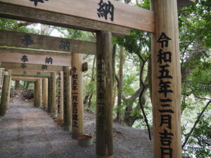 勾玉池せんぐう館側の参道（茜社）