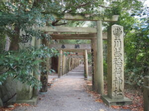 勾玉池せんぐう館側の参道（茜社）