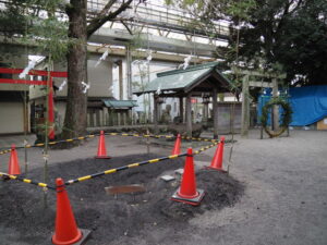 年末に向けて茅の輪が立てられた今社（伊勢市宮町）