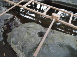 盃状穴のある手水石（河邊七種神社）