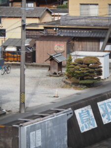 「海の駅 神社」の隣へ移動された八幡神社の社殿（伊勢市神社港）