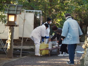 初辰行事は「辰の井」からのお水取り（御食神社）