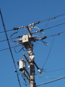 見上げてしまう電柱の個性