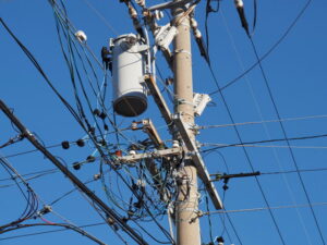 見上げてしまう電柱の個性