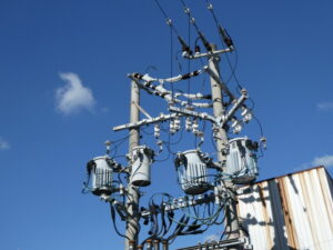 見上げてしまう電柱の個性