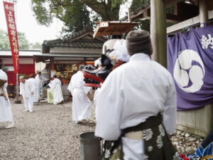 上社 御頭神事の獅子舞（神社境内）