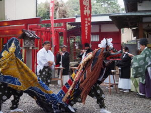 上社 御頭神事の獅子舞（神社境内）