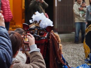 上社 御頭神事の獅子舞（神社境内）