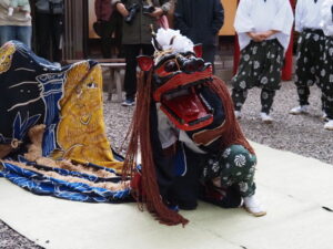 上社 御頭神事の獅子舞（神社境内）