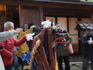 上社 御頭神事の獅子舞（神社境内）