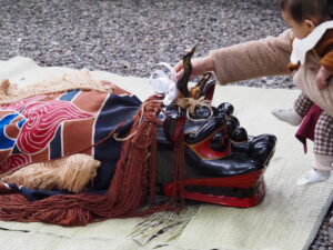 上社 御頭神事の獅子舞（神社境内）