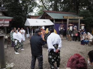 上社 御頭神事の獅子舞（神社境内）