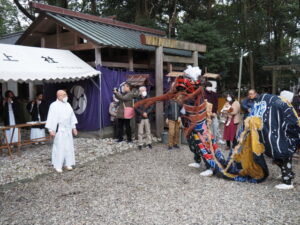 上社 御頭神事の獅子舞（神社境内）