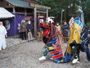 上社 御頭神事の獅子舞（神社境内）