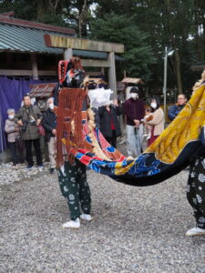 上社 御頭神事の獅子舞（神社境内）