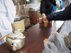 御頭神事にて甘酒の振る舞い（上社）