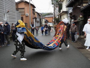 上社 御頭神事の獅子舞（辻久留公民館前）