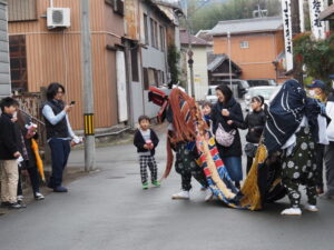 上社 御頭神事の獅子舞（辻久留公民館前）