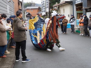 上社 御頭神事の獅子舞（辻久留公民館前）