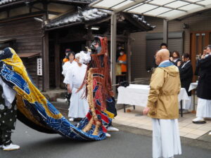 上社 御頭神事の獅子舞（辻久留公民館前）