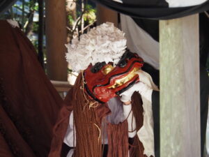 茜社 御頭神事の獅子舞（神社境内）