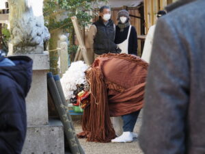 茜社 御頭神事の獅子舞（神社境内）