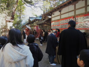 茜社 御頭神事の獅子舞（神社境内）