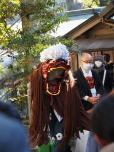 茜社 御頭神事の獅子舞（神社境内）