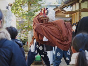 茜社 御頭神事の獅子舞（神社境内）