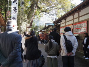 茜社 御頭神事の獅子舞（神社境内）