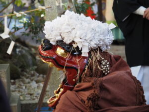 茜社 御頭神事の獅子舞（神社境内）