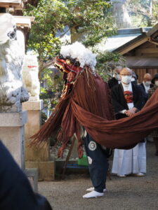 茜社 御頭神事の獅子舞（神社境内）