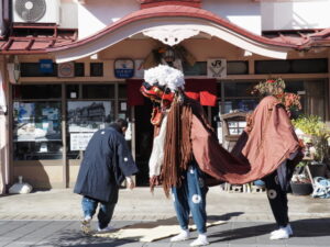 茜社 御頭神事の獅子舞（外宮参道 山田館前）