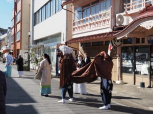 茜社 御頭神事の獅子舞（外宮参道 山田館前）