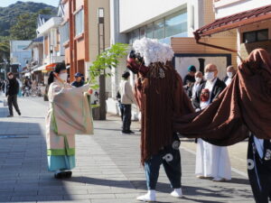 茜社 御頭神事の獅子舞（外宮参道 山田館前）