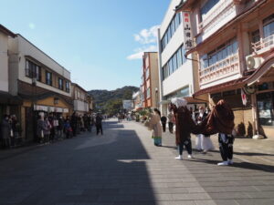 茜社 御頭神事の獅子舞（外宮参道 山田館前）