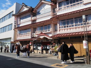 茜社 御頭神事の獅子舞（外宮参道 山田館前）