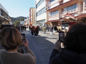 茜社 御頭神事の獅子舞（外宮参道 山田館前）