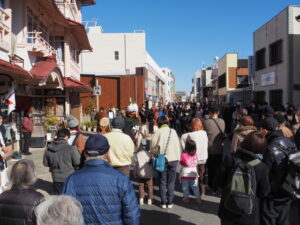 茜社 御頭神事の獅子舞（外宮参道 山田館前）